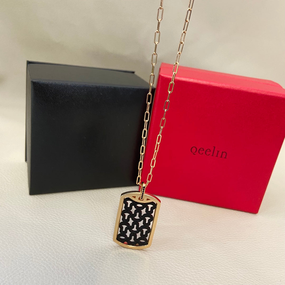 Structured necklace