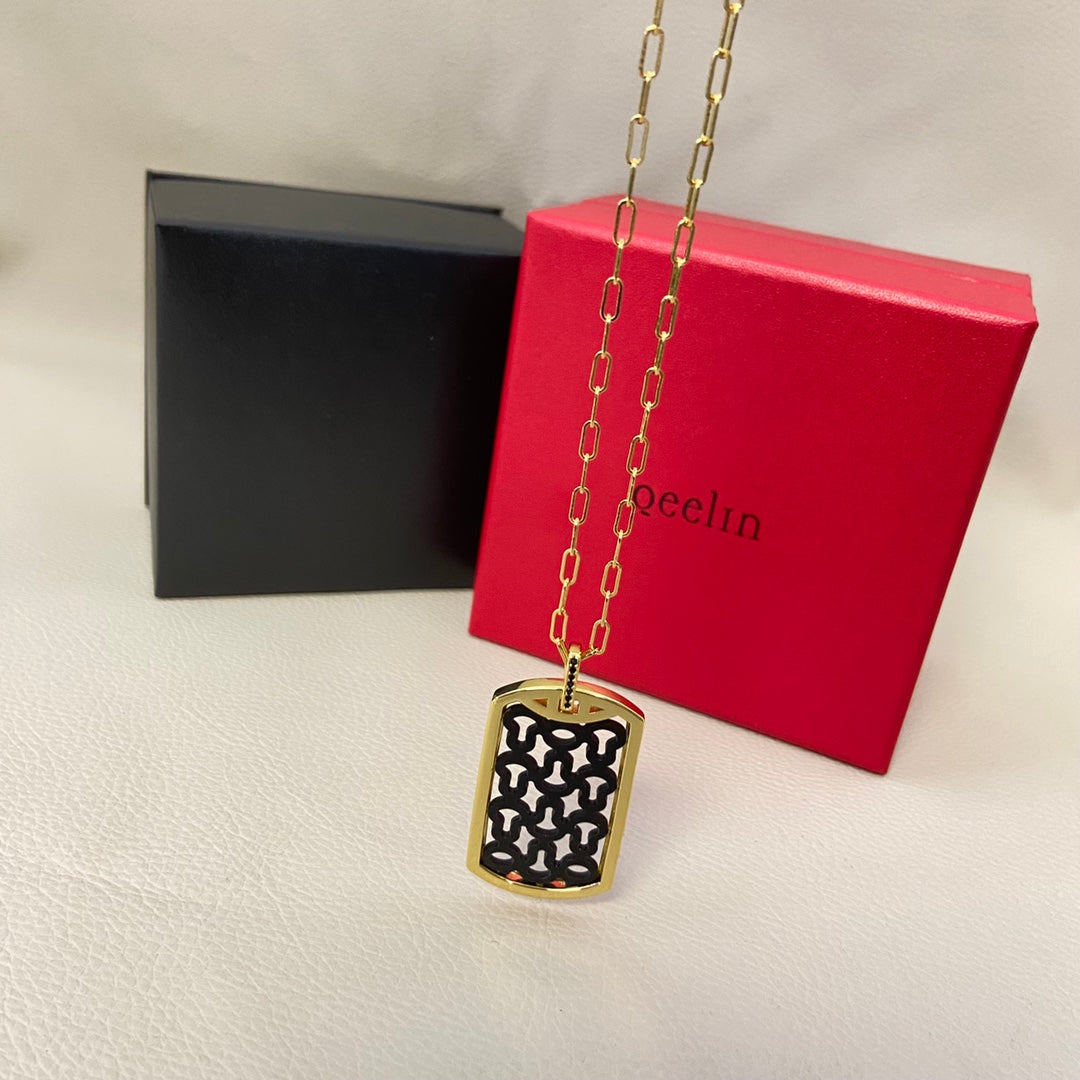 Structured necklace