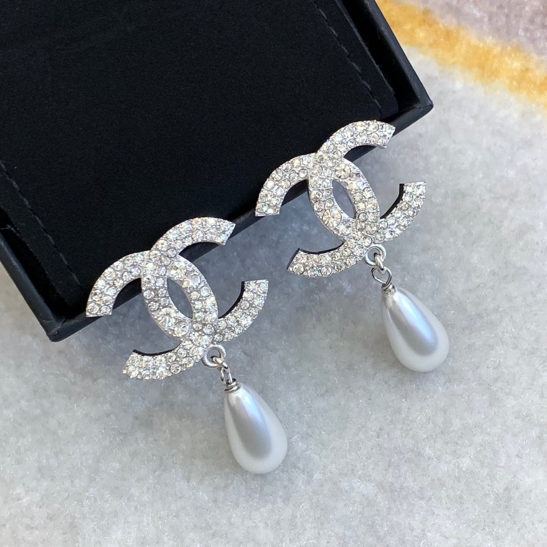 Pearl earrings full of water droplets