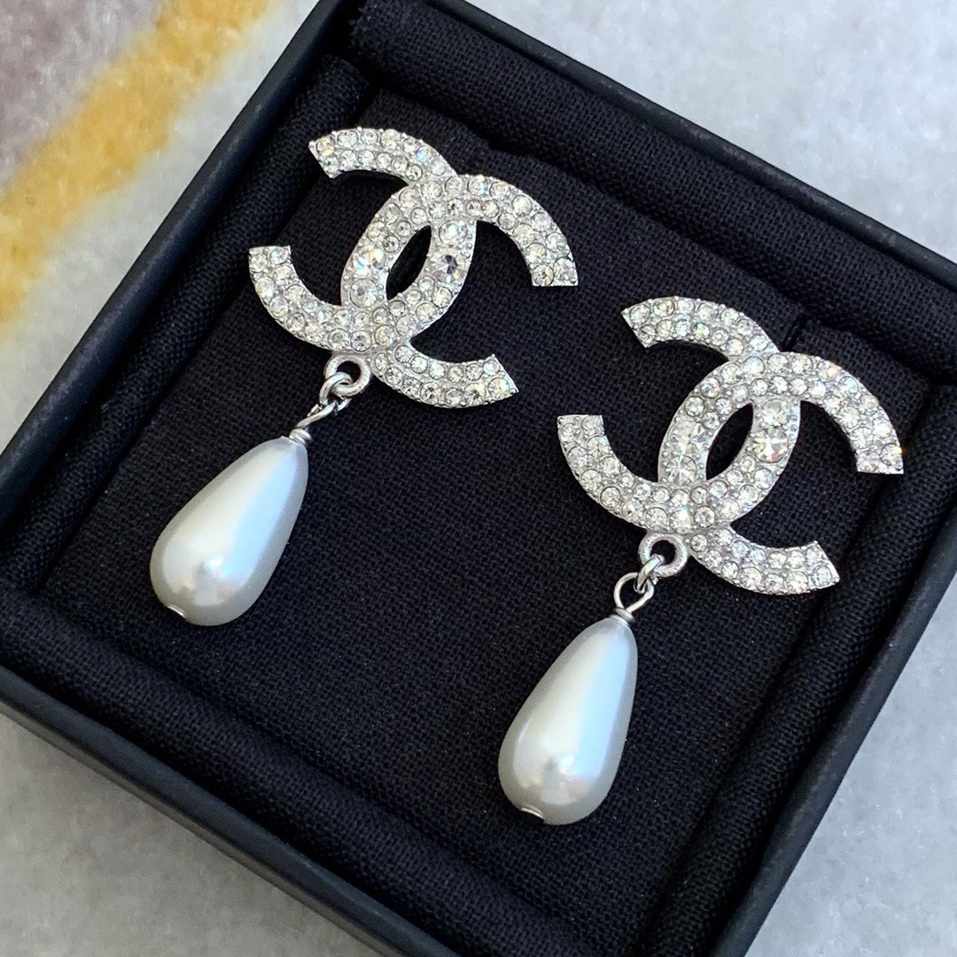 Pearl earrings full of water droplets