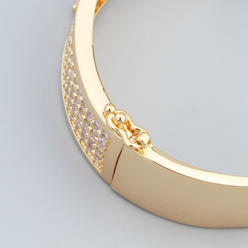 I-shaped diamond bangle