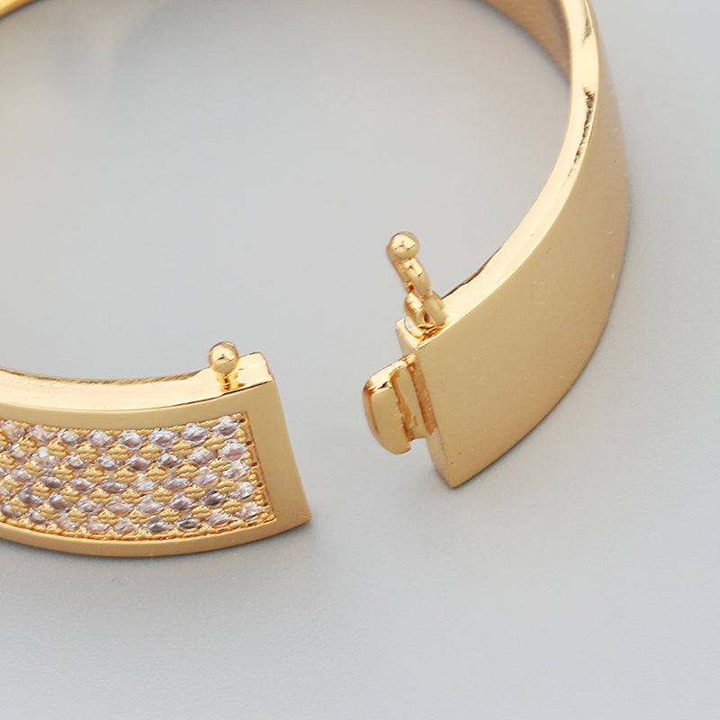 I-shaped diamond bangle