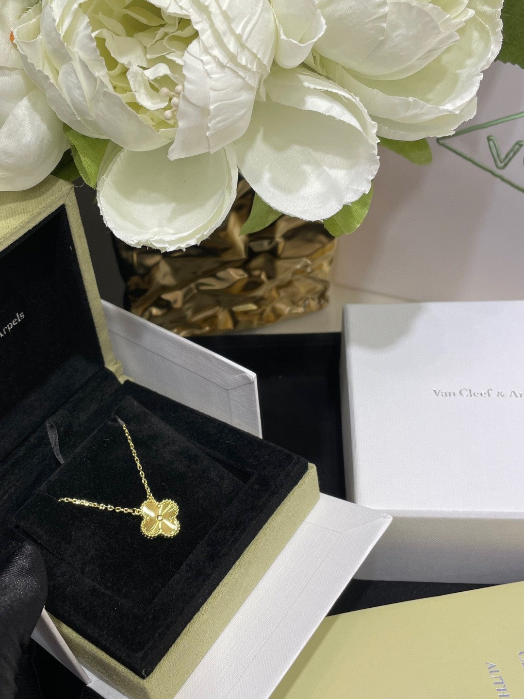 Laser single flower bracelet
