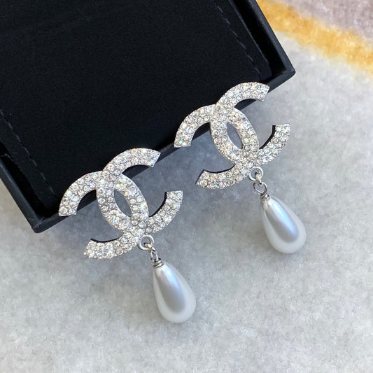 Pearl earrings full of water droplets