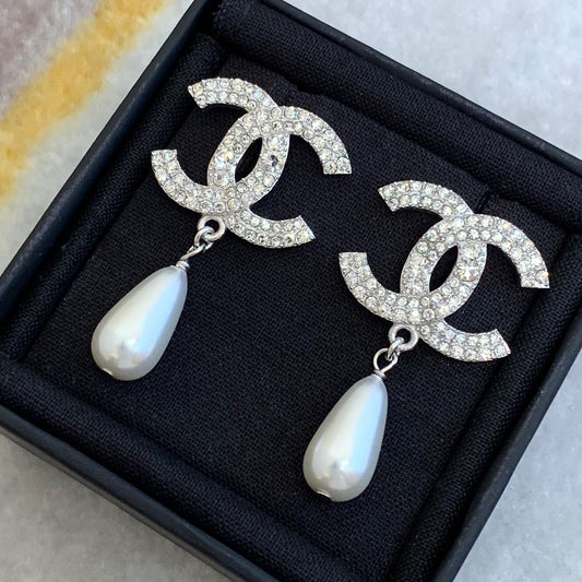 Pearl earrings full of water droplets