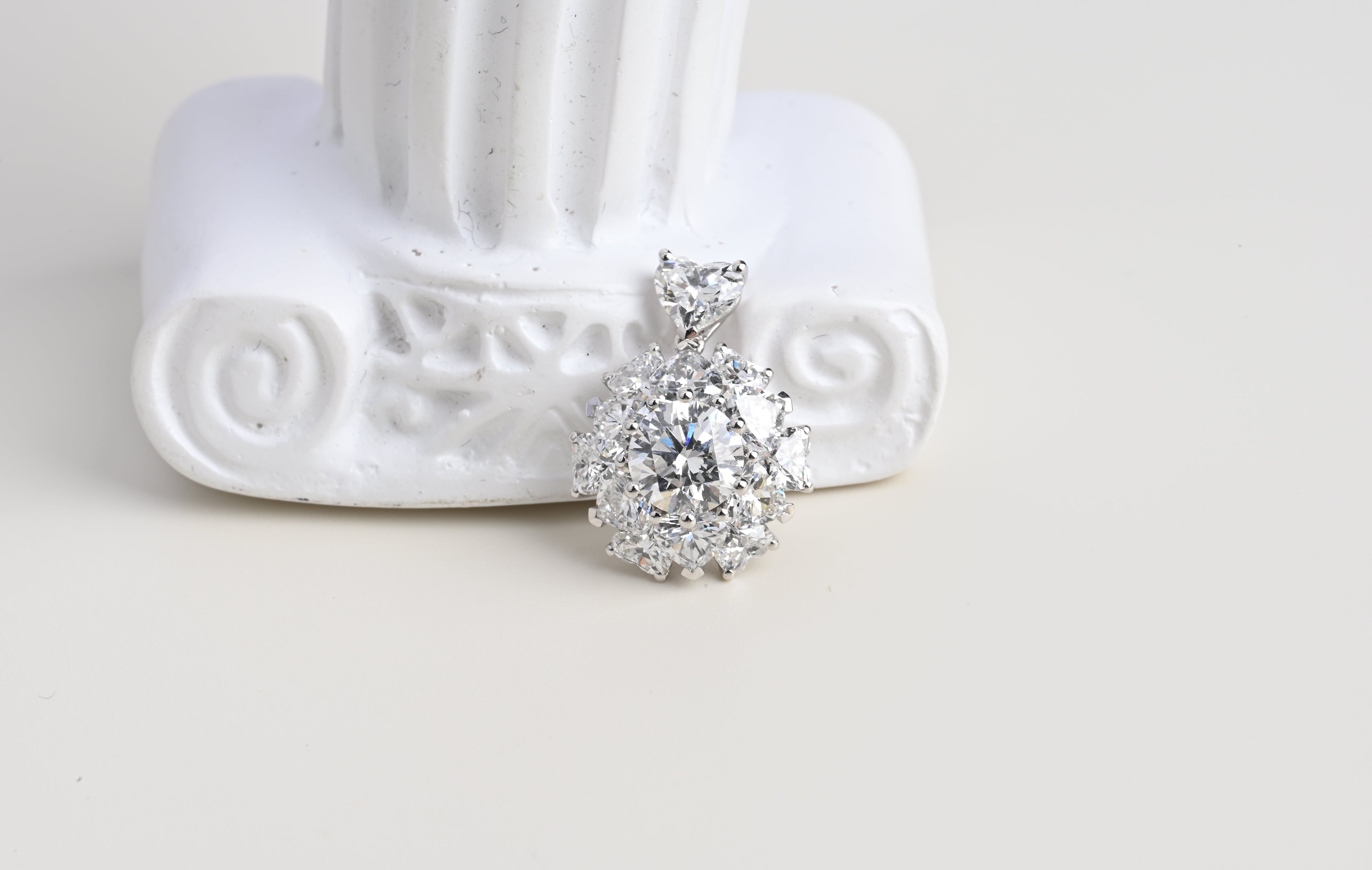 Hjerteformet diamantvedhæng med kronblad