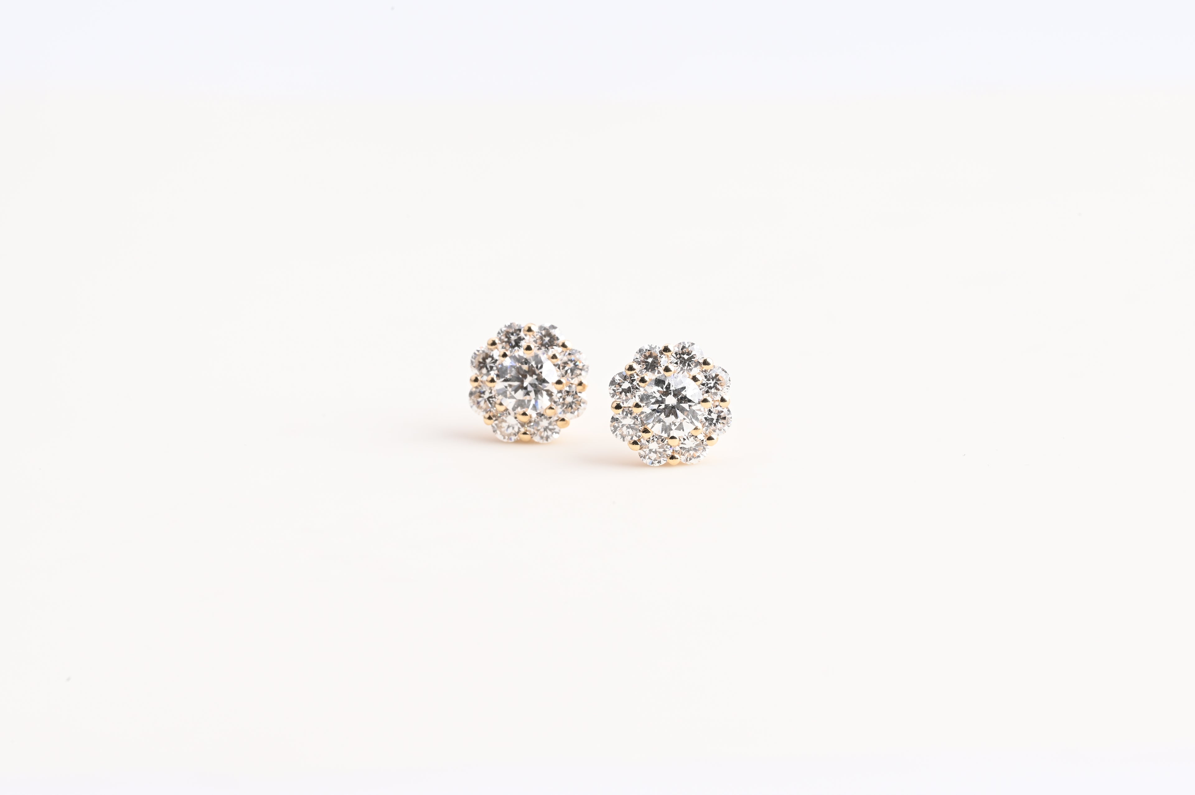 Små trompetformede diamantøreringe