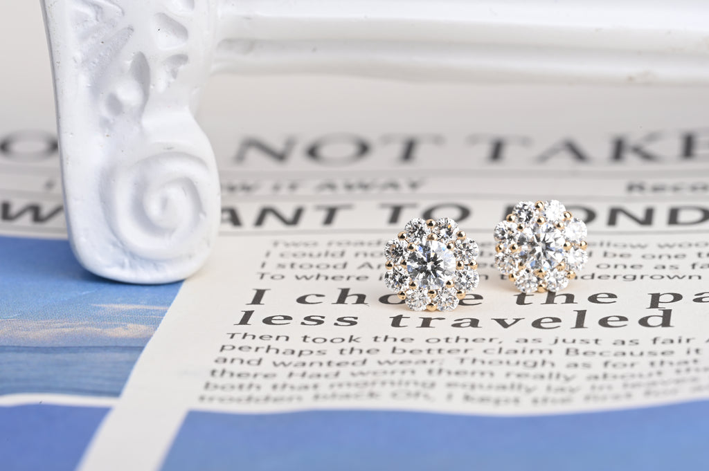 Små trompetformede diamantøreringe